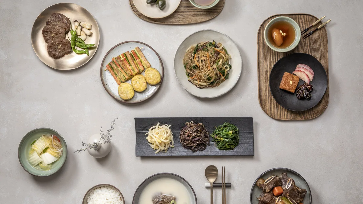 한식 한 상 차림을 위에서 내려다본 사진, 고기 요리와 국물 요리가 함께 놓여 있다