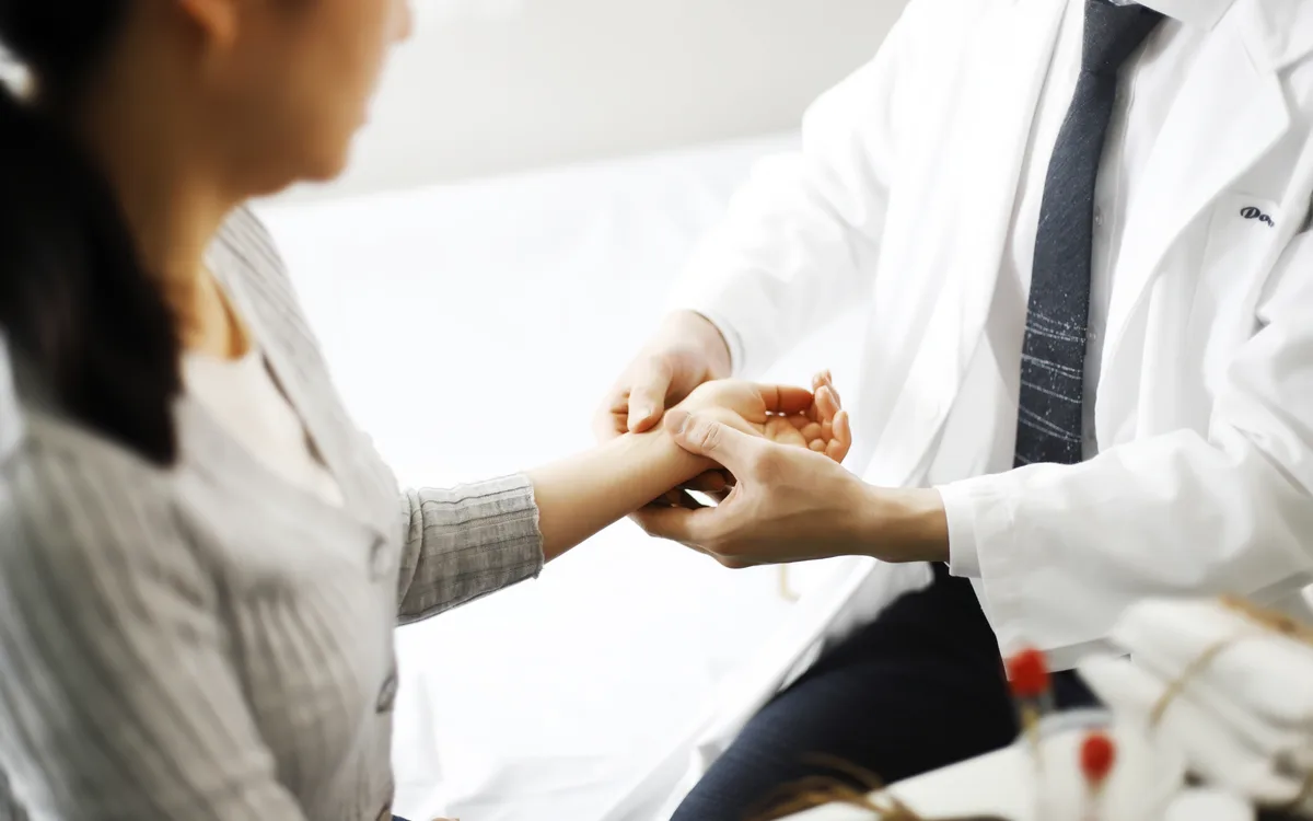 의료진이 환자의 손목 관절 상태를 살펴보는 진료 장면